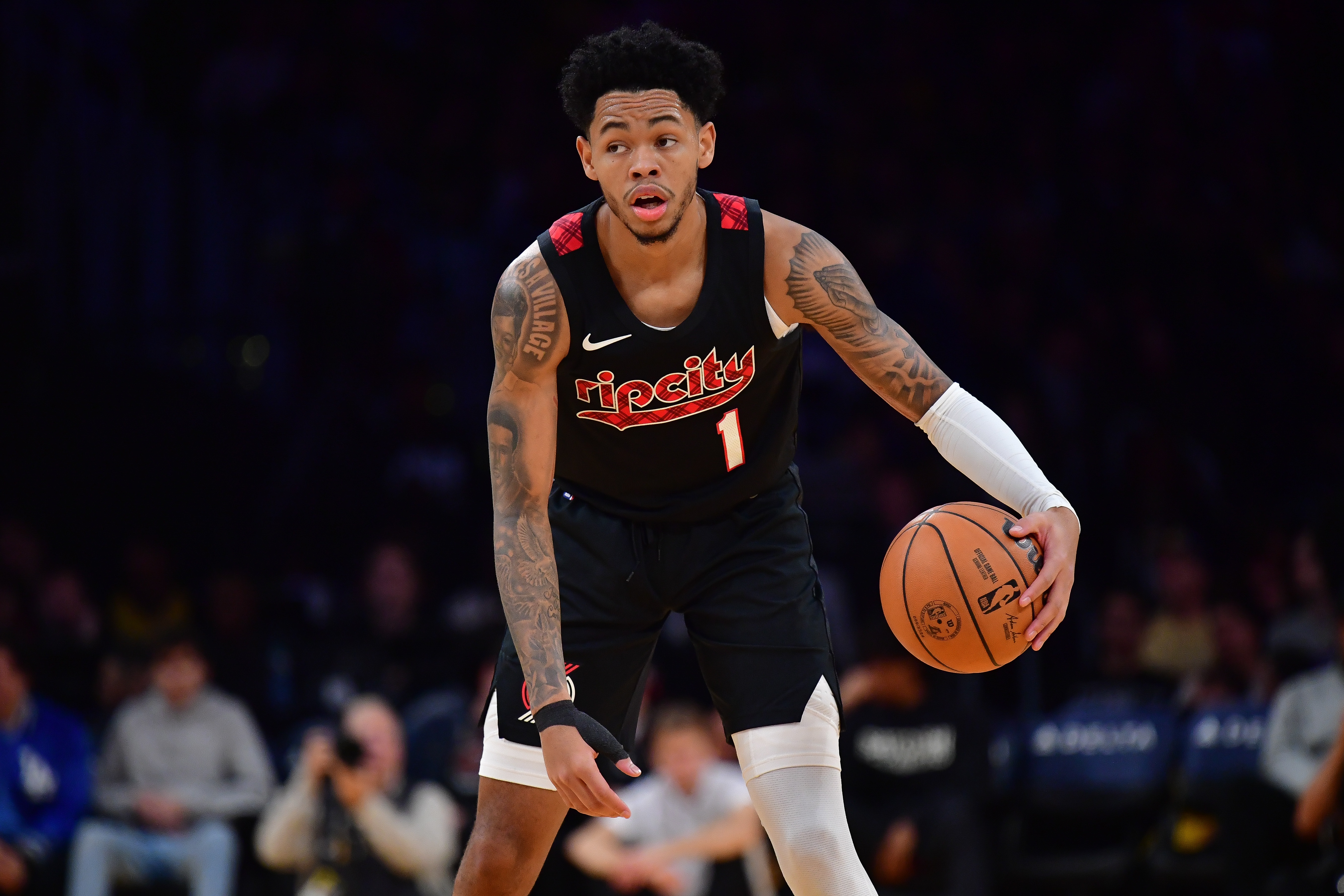 开云体育登录-人主场取得惊险胜利，西蒙斯表现抢眼