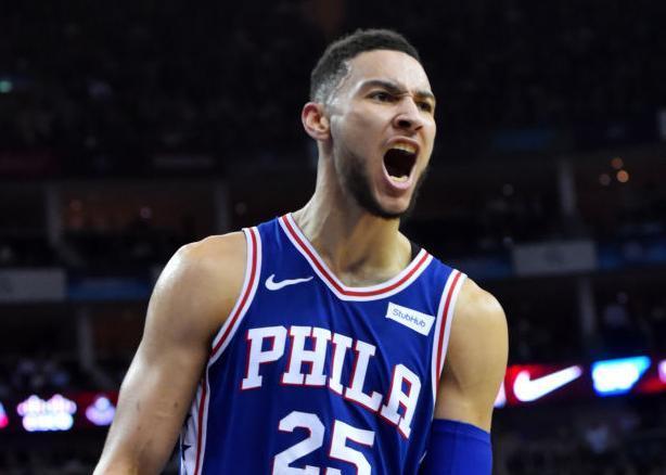 人主场取得惊险胜利,西蒙斯表现抢眼 人主场取得惊险胜利,西蒙斯表现抢眼