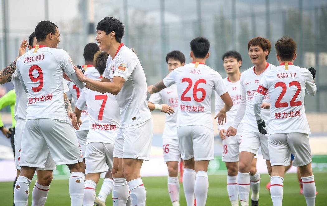 青岛黄海主场大胜深圳佳兆业，取得宝贵三分的简单介绍