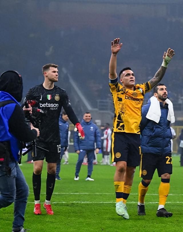 国际米兰前场连环进攻,轻松击败对手 国际米兰前场连环进攻,轻松击败对手