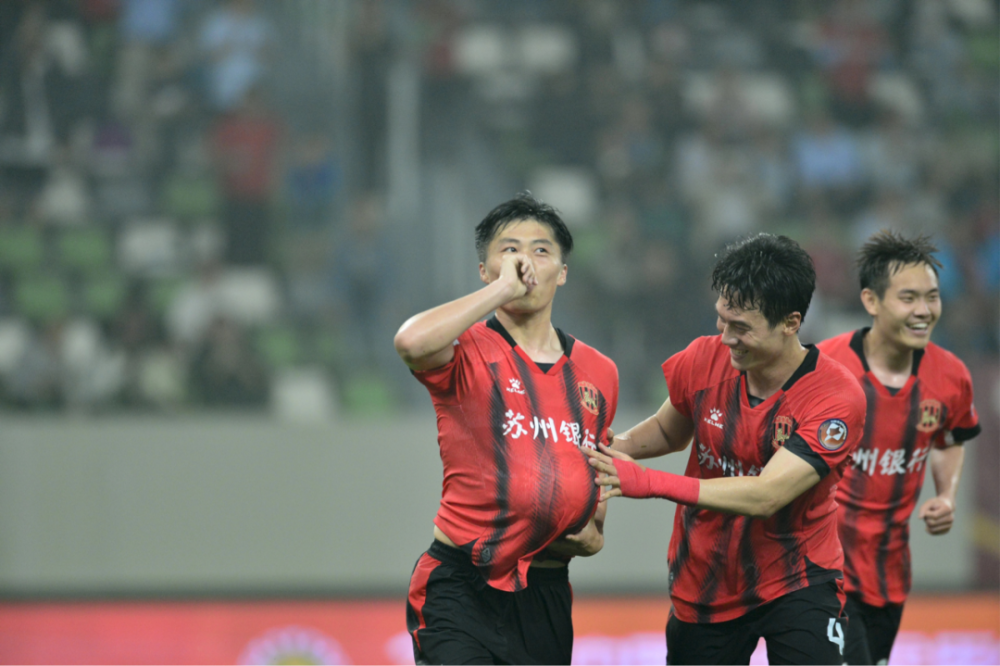 包含强强对话场面壮观，球场上风云突变精彩纷呈的词条