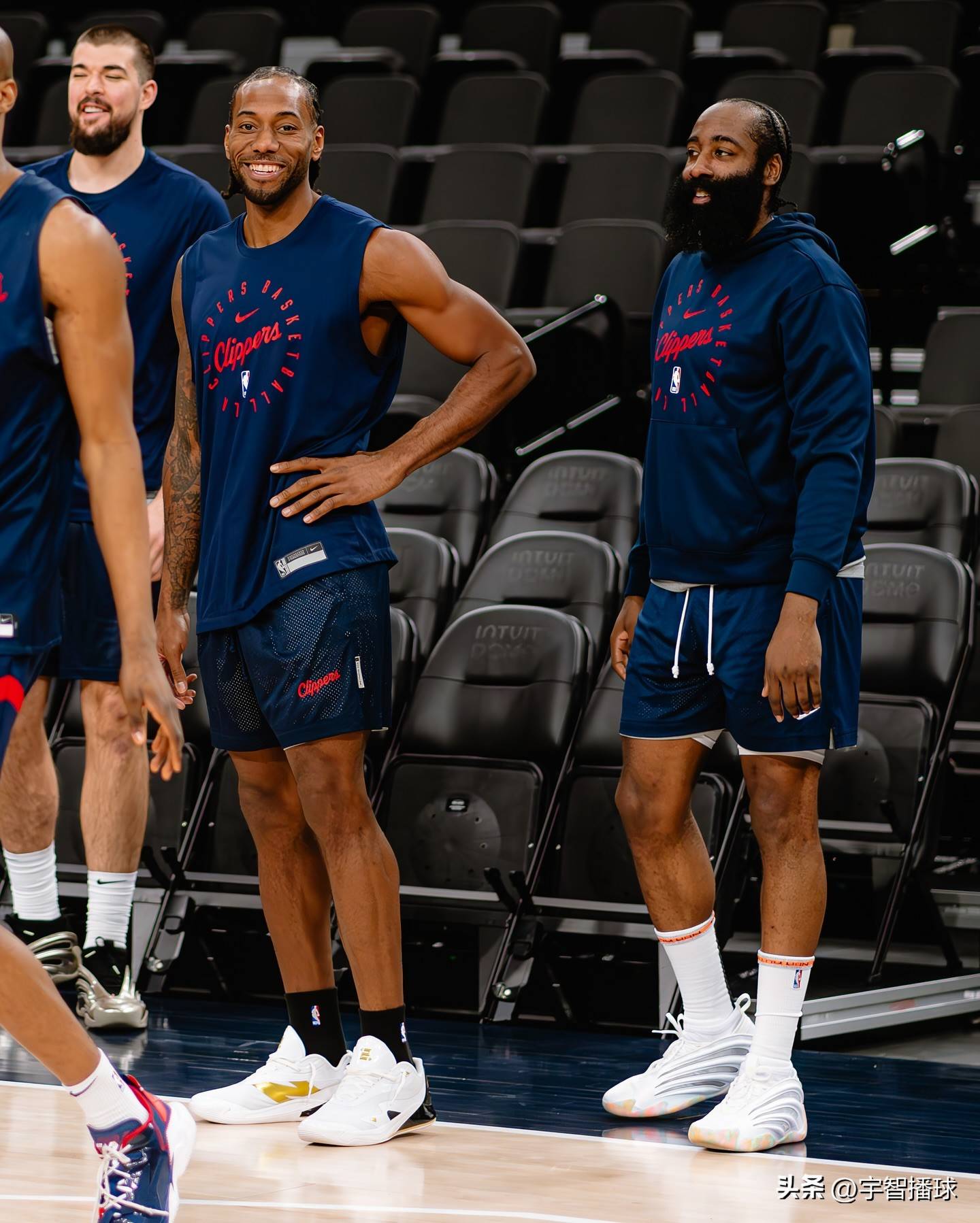 快船队球员聚集训练备战对阵湖人队 快船队球员聚集训练备战对阵湖人队