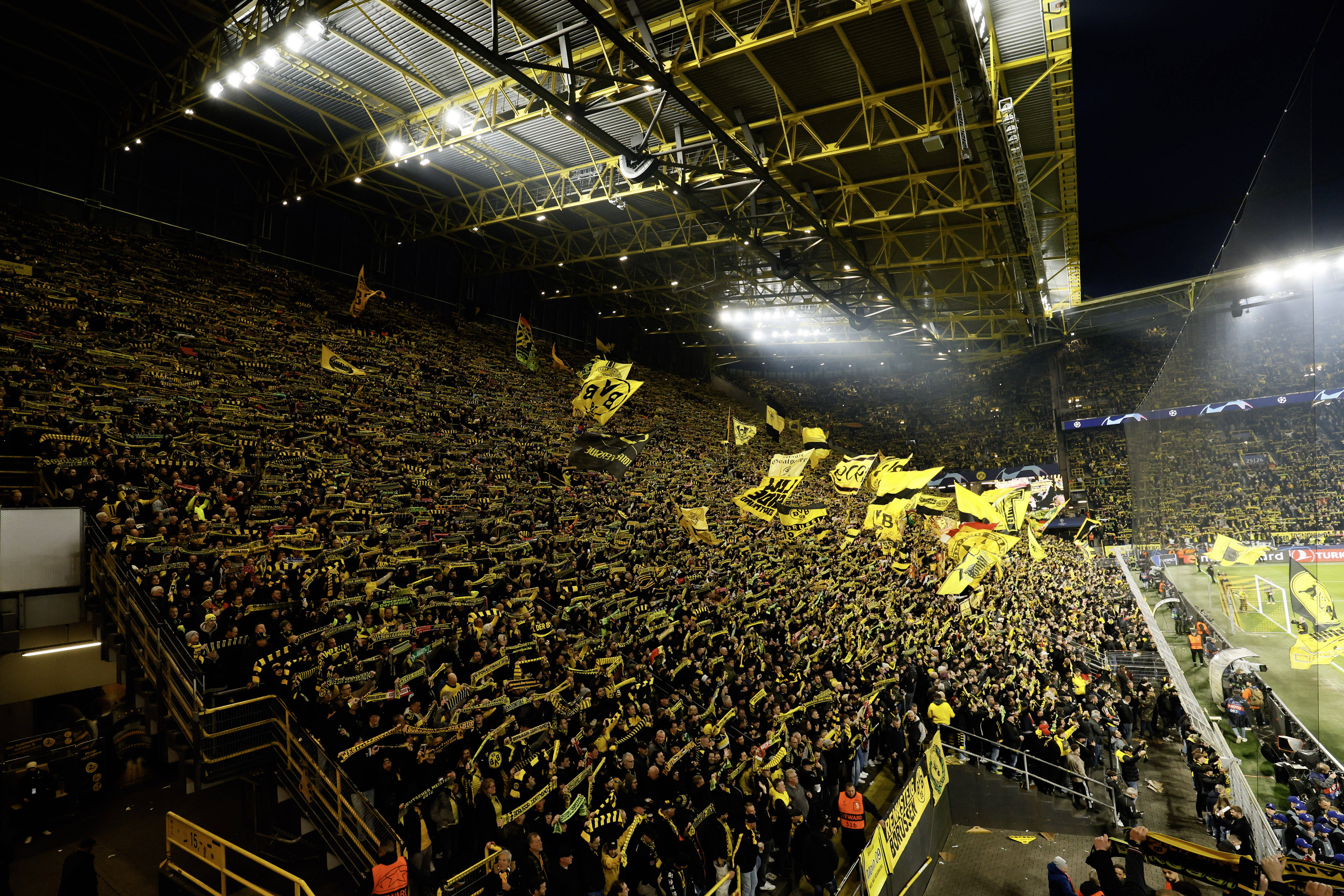 多特蒙德新援助阵赢得官场阵容