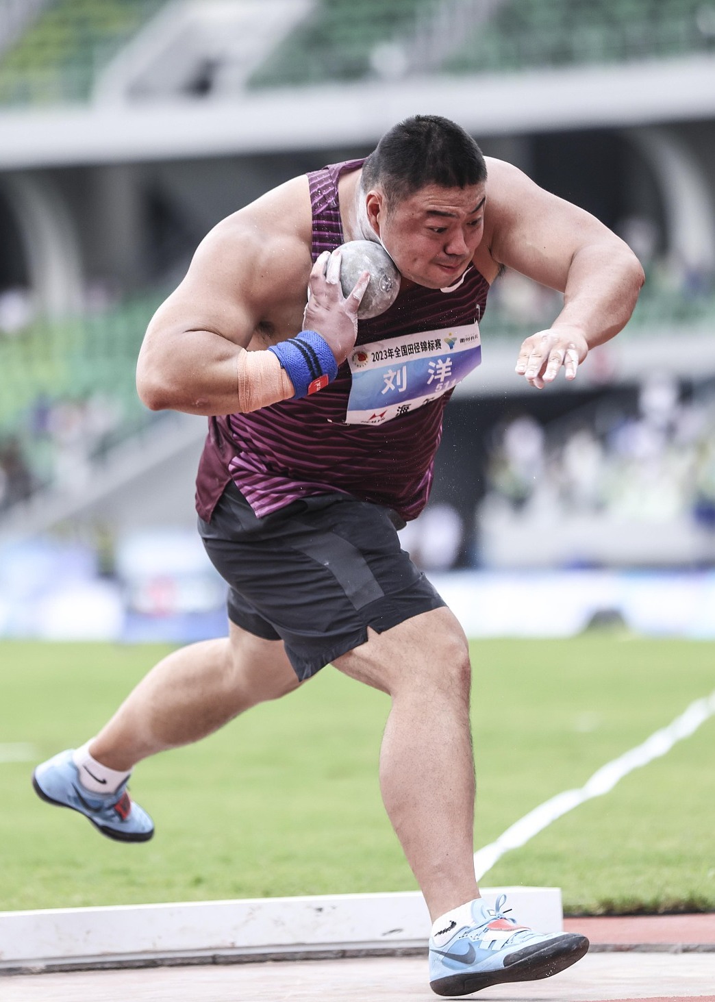 南非铅球选手创造新纪录,登顶领奖台 南非铅球选手创造新纪录,登顶领奖台