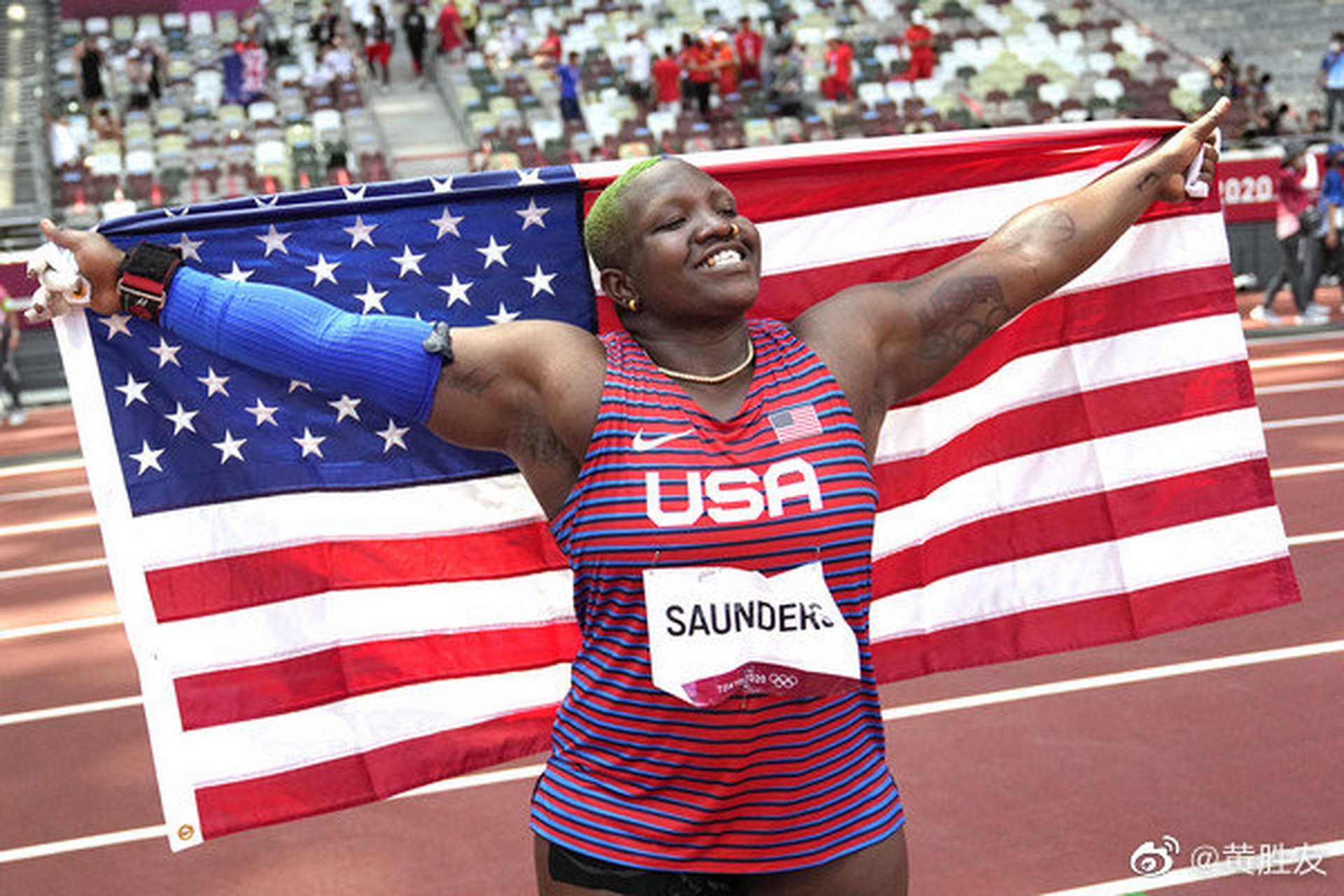 南非铅球选手创造新纪录,登顶领奖台 南非铅球选手创造新纪录,登顶领奖台