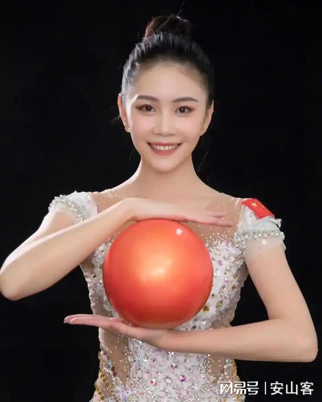 体操双料金牌项目运动员实力胜出激动人心的简单介绍