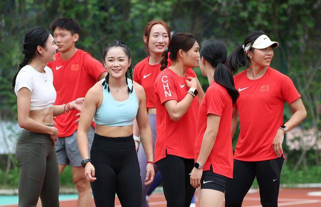 亚洲明星队抵达国外球场,备战国际赛 亚洲明星队抵达国外球场,备战国际赛