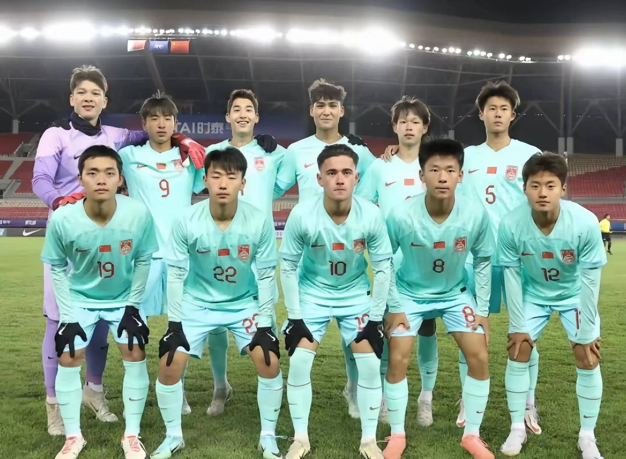 亚洲明星队抵达国外球场,备战国际赛 亚洲明星队抵达国外球场,备战国际赛