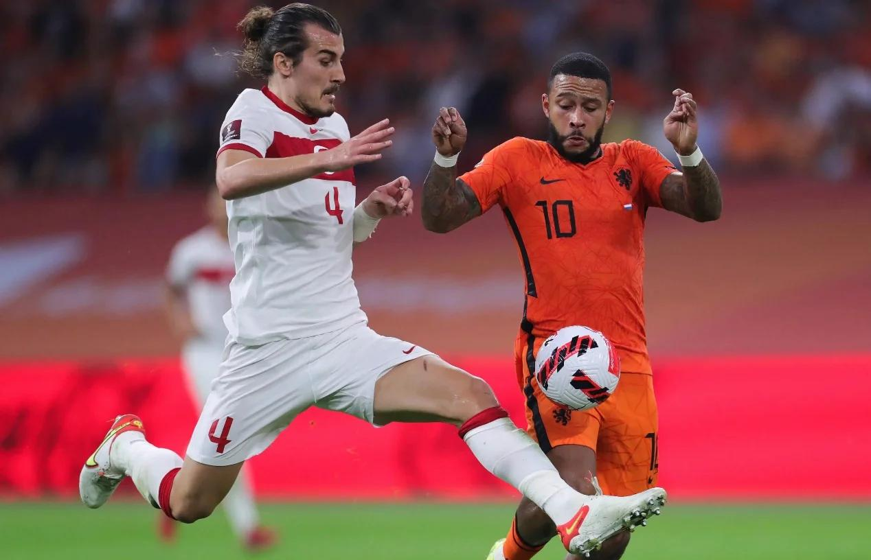 荷兰球队客场惊险取胜,赢得晋级关键 荷兰球队客场惊险取胜,赢得晋级关键