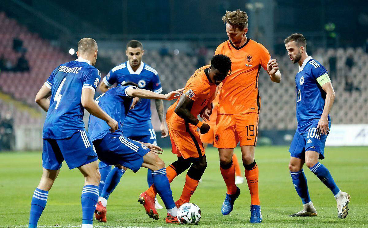 荷兰球队客场惊险取胜,赢得晋级关键 荷兰球队客场惊险取胜,赢得晋级关键