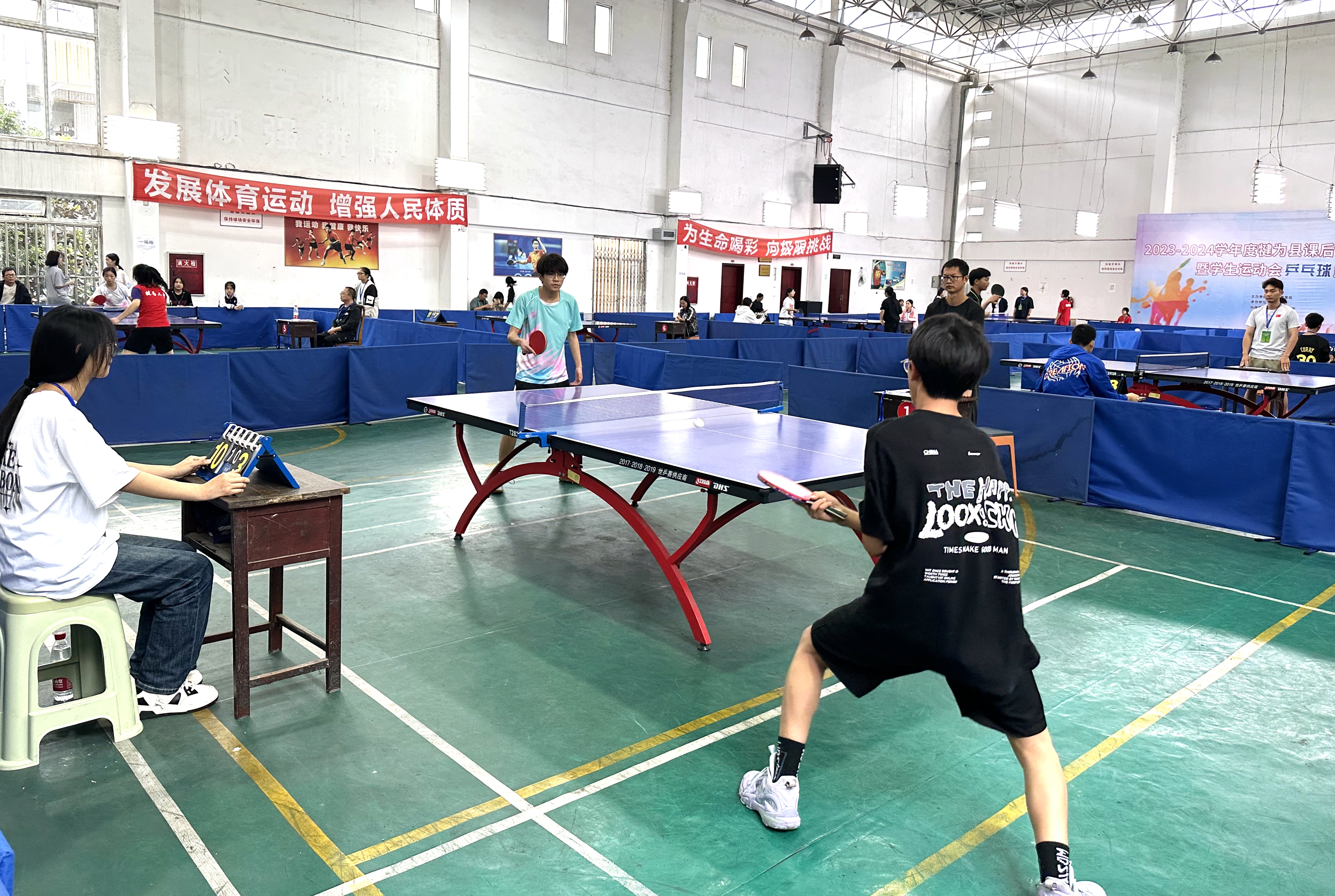 队员们在比赛中兢兢业业，引人注目