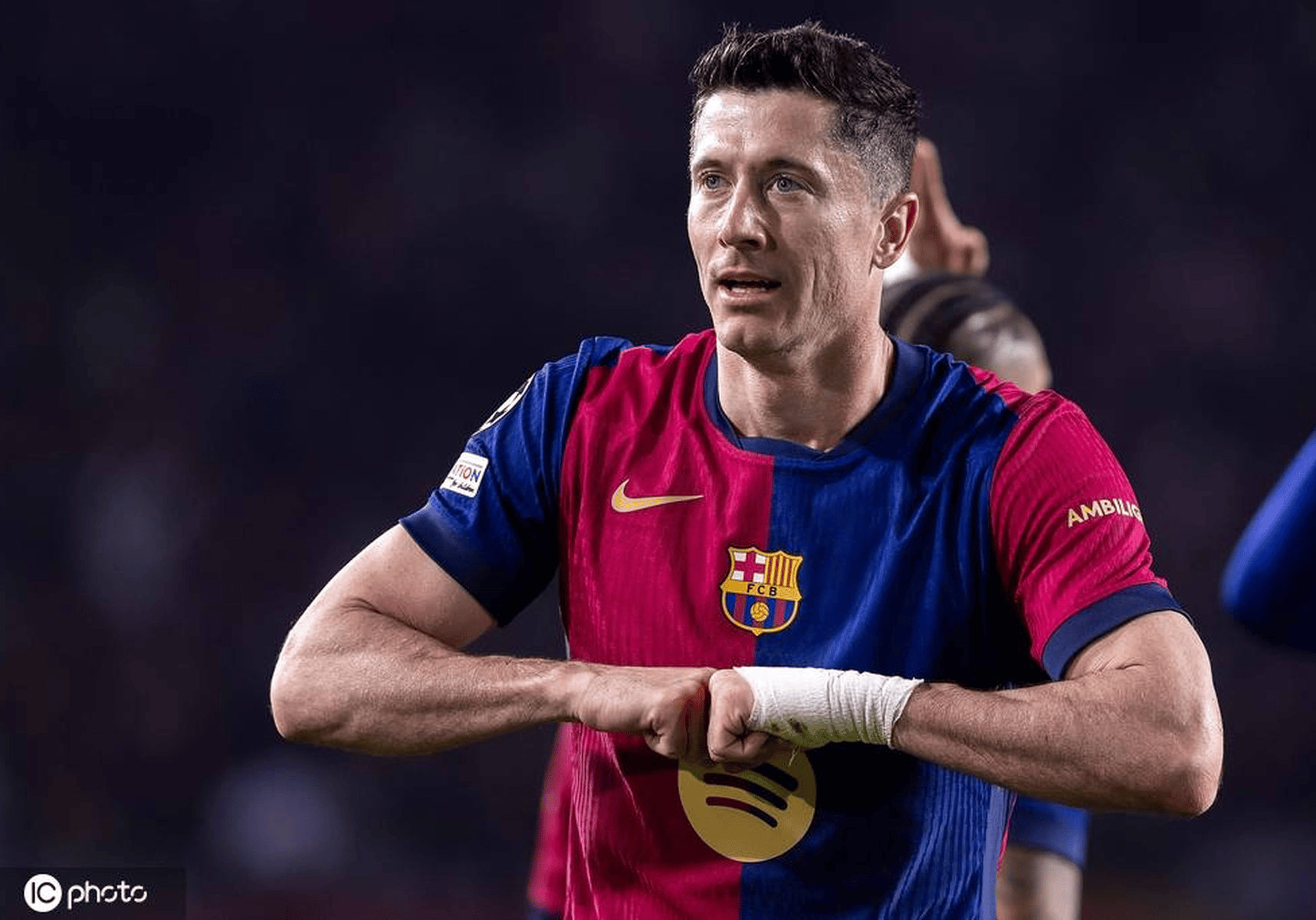 巨星对决：梅西挑战莱万，巴萨胜利晋级的简单介绍