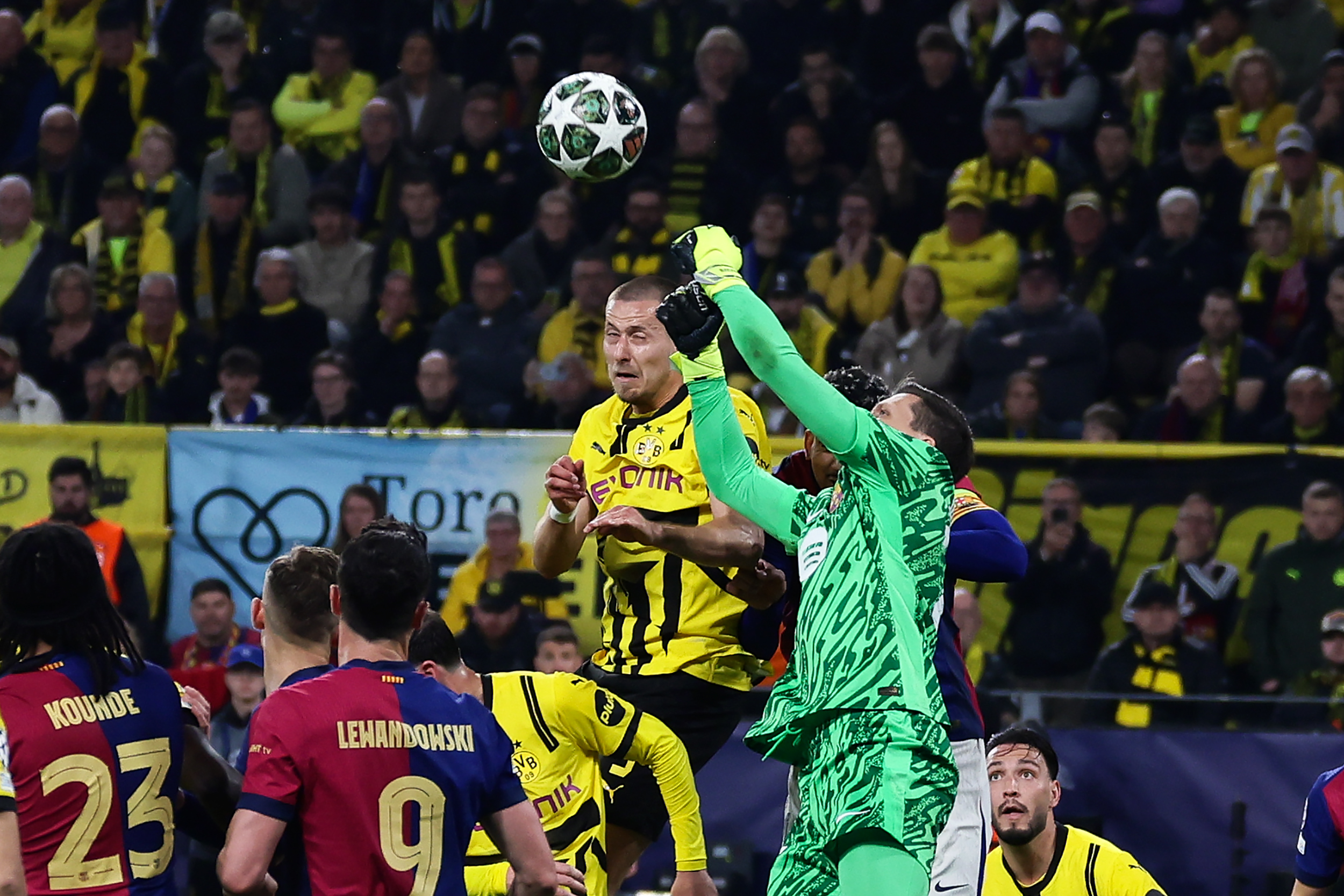 开云体育APP下载-马德里竞技横扫巴塞罗那：强势领跑