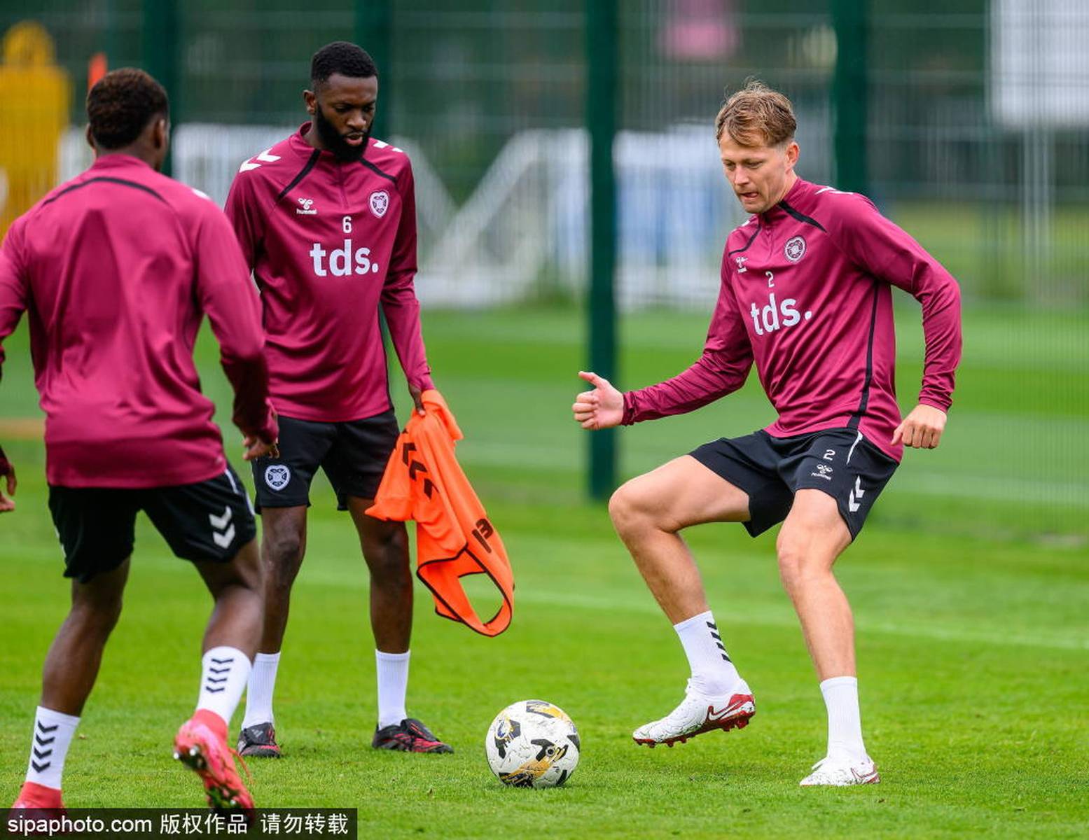 训练不懈，球队备战势如破竹，大胜对手