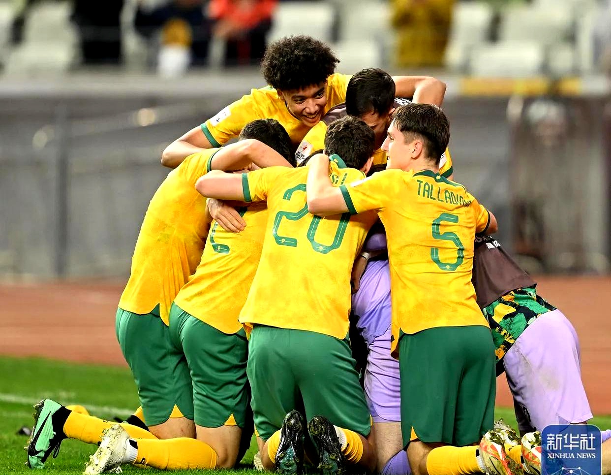 争分夺秒!比赛中双方围绕胜利展开搏斗 争分夺秒!比赛中双方围绕胜利展开搏斗