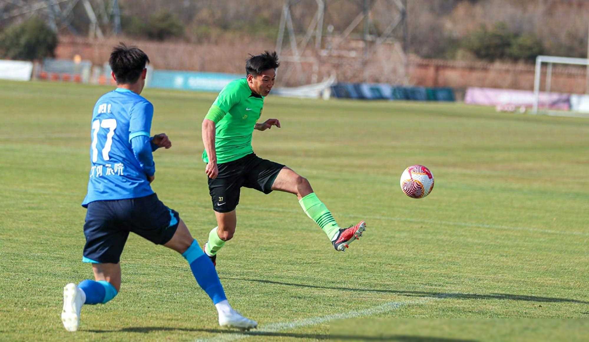 年轻球员崭露头角,成为球队新希望 年轻球员崭露头角,成为球队新希望