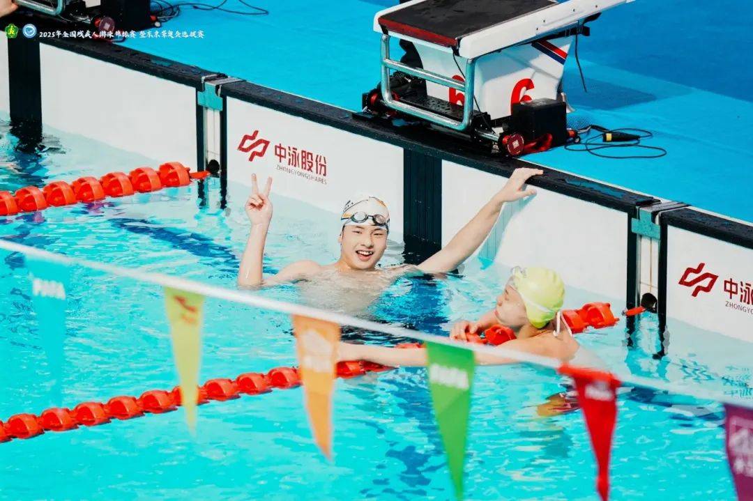 南非游泳选手勇夺金牌，创造佳绩