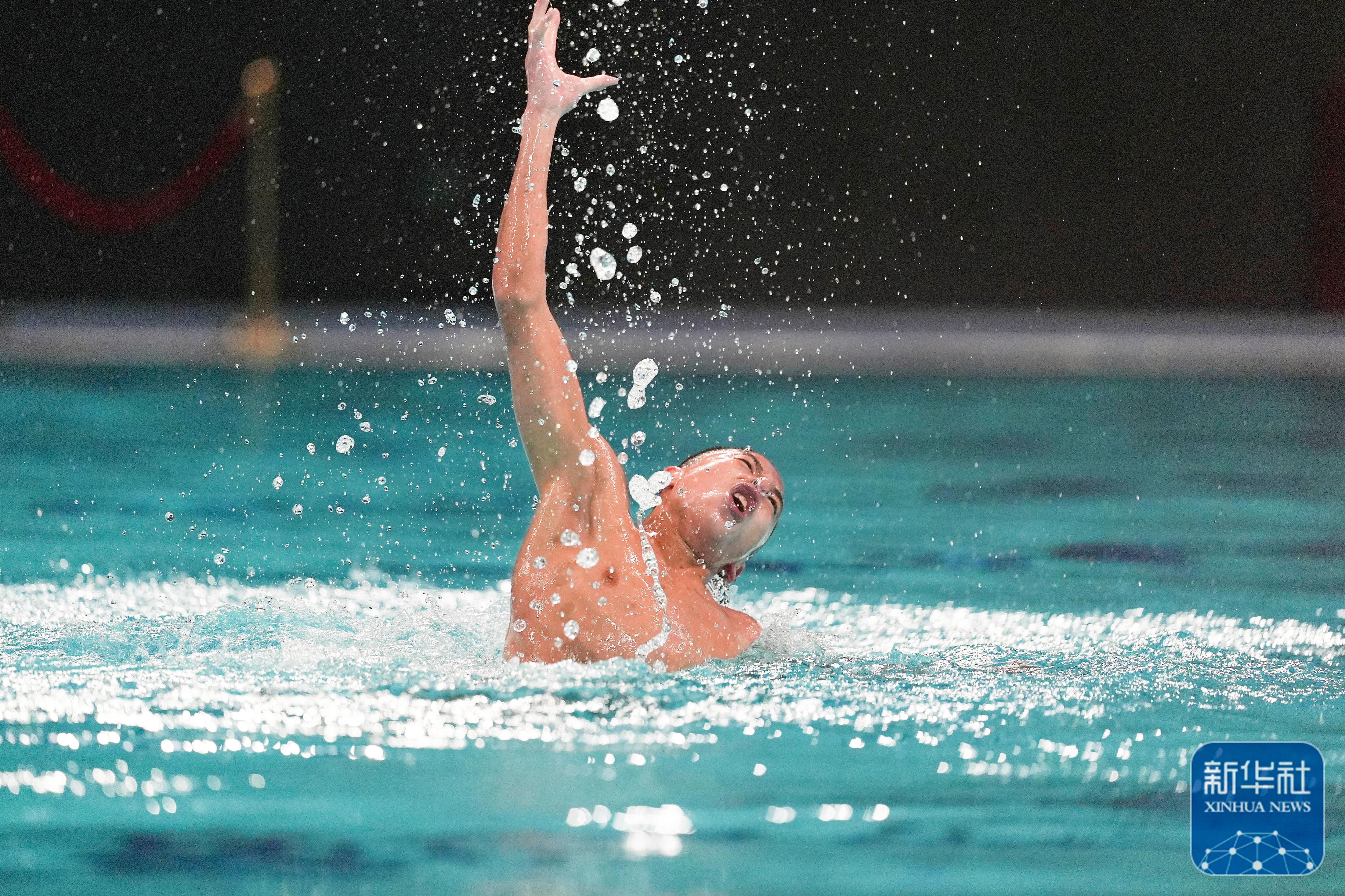 南非游泳选手勇夺金牌，创造佳绩