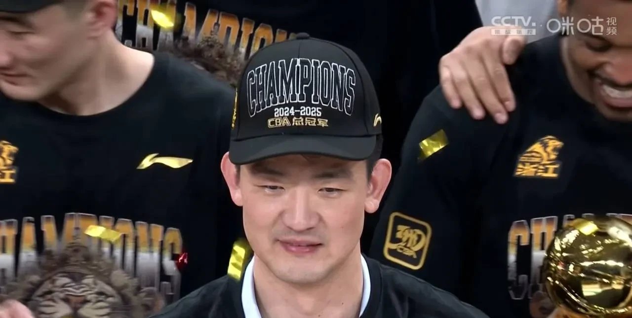 锐不可挡,球队击败对手,登上领奖台 锐不可挡,球队击败对手,登上领奖台