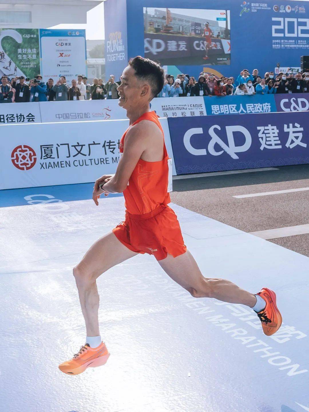 开云平台-包含沙特阿拉伯选手勇夺金牌，喜获掌声的词条