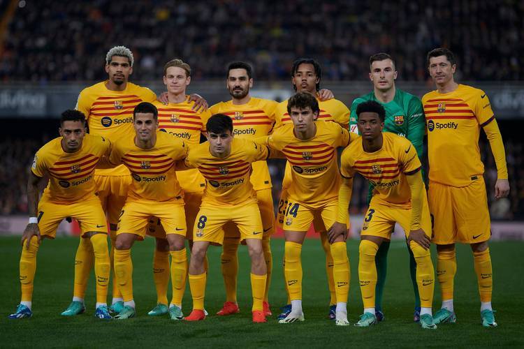 足球豪门强强对话,球场上对抗激烈 足球豪门强强对话,球场上对抗激烈