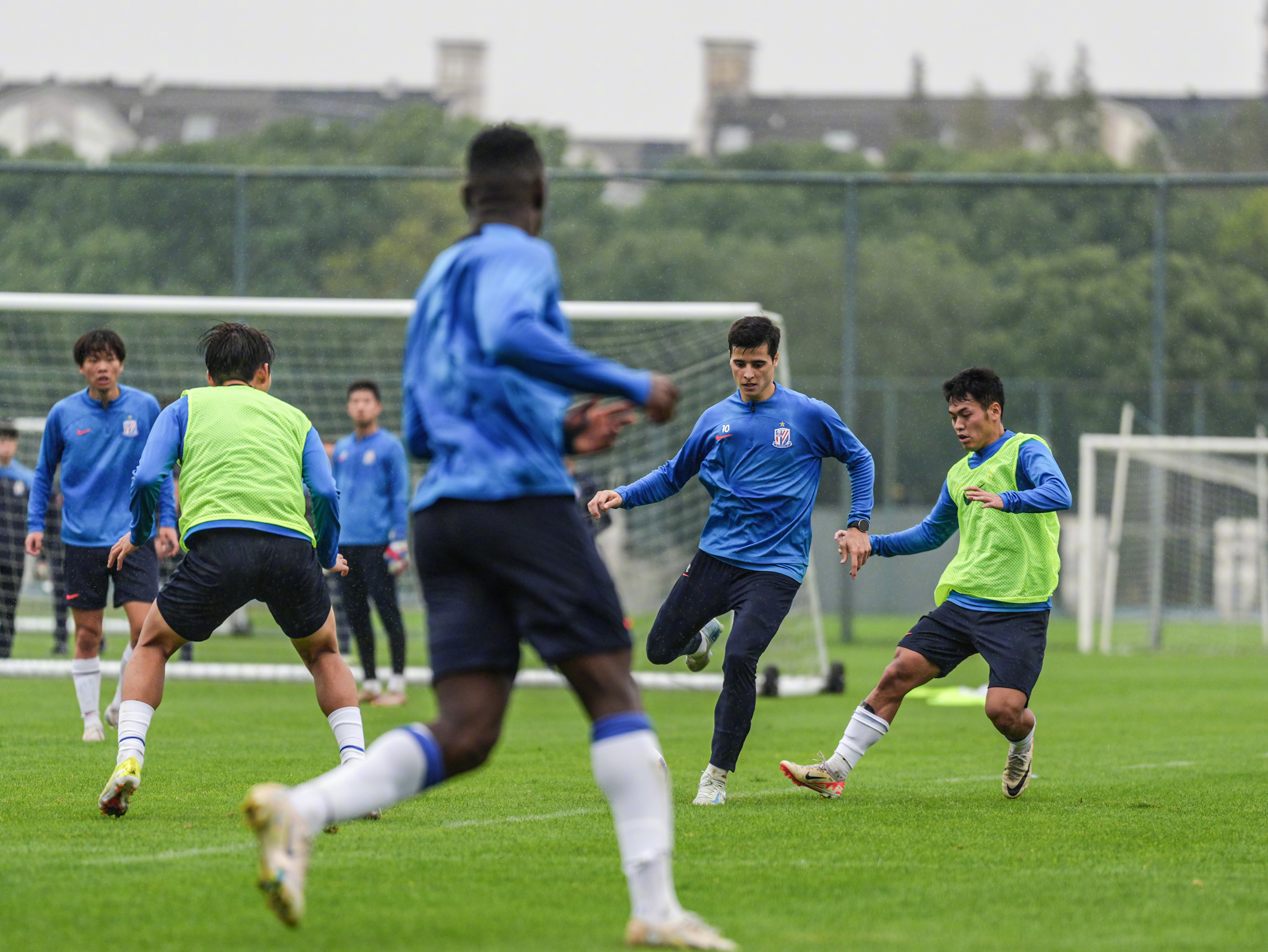 开云体育官方网站-关于上海申花队士气高涨，备战关键战役的信息