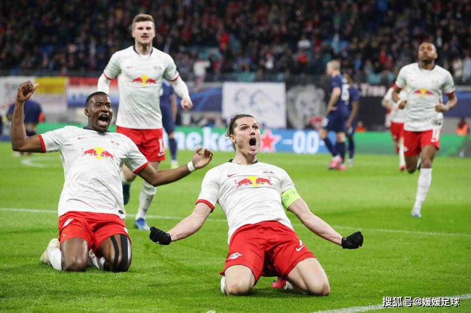 弗莱堡足球运动员集结军心团结,联手冲向胜利 弗莱堡足球运动员集结军心团结,联手冲向胜利