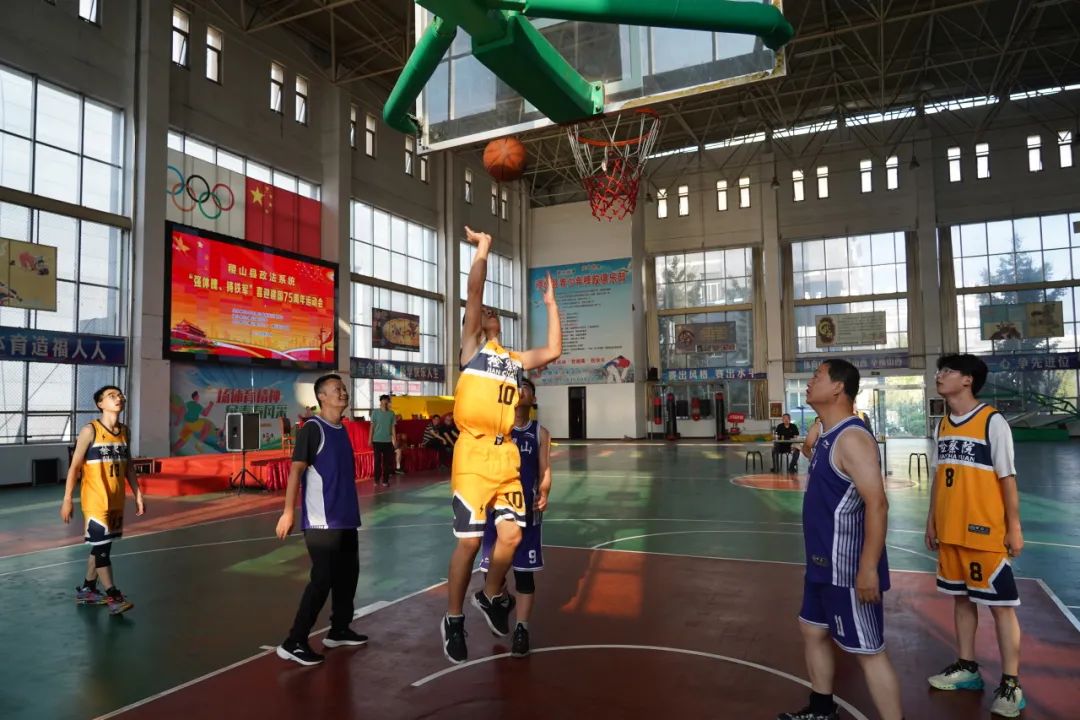 包含紧张气氛笼罩整个球场，胜利谁属待揭晓！的词条