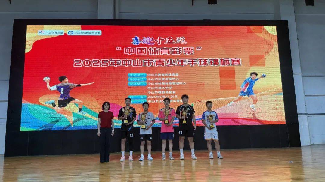 队员们将在场上全力拼搏,为球队荣誉而战 队员们将在场上全力拼搏,为球队荣誉而战