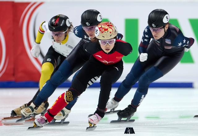 比利时短道速滑选手翻飞在赛场上 比利时短道速滑选手翻飞在赛场上