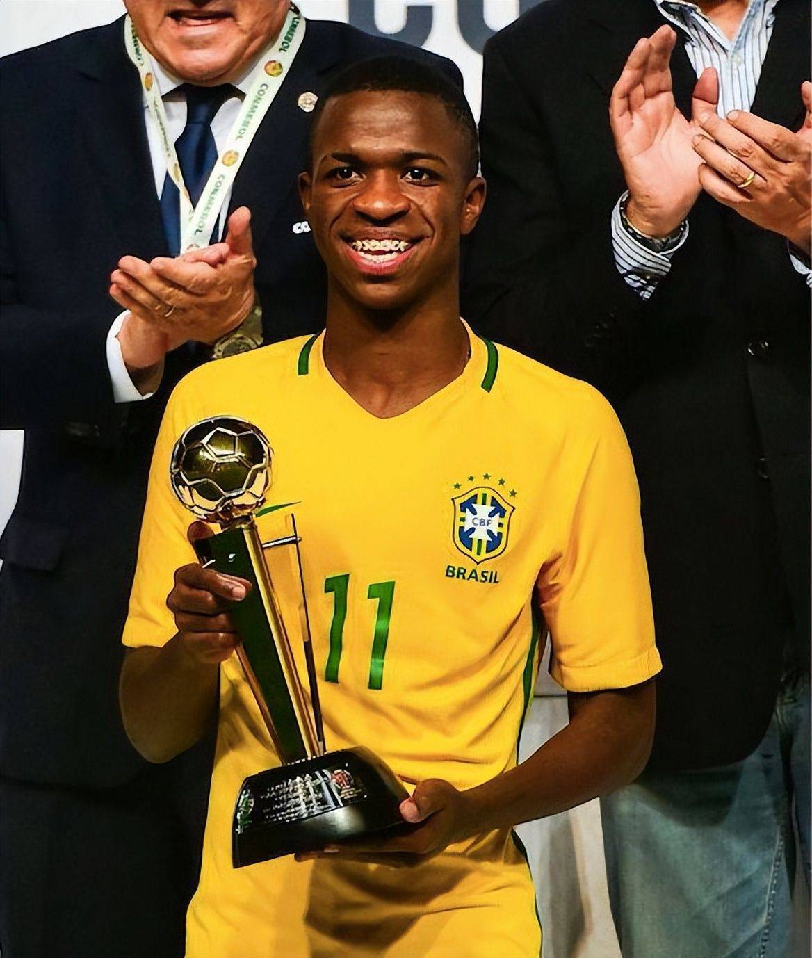 足球比赛中球员展现出色意志力 足球比赛中球员展现出色意志力