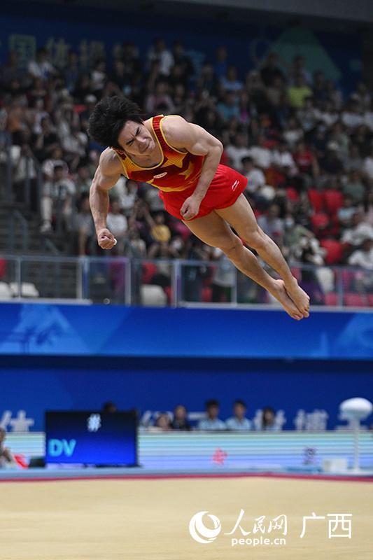 体操团体决赛惊险激烈,中国选手斩获好成绩 体操团体决赛惊险激烈,中国选手斩获好成绩