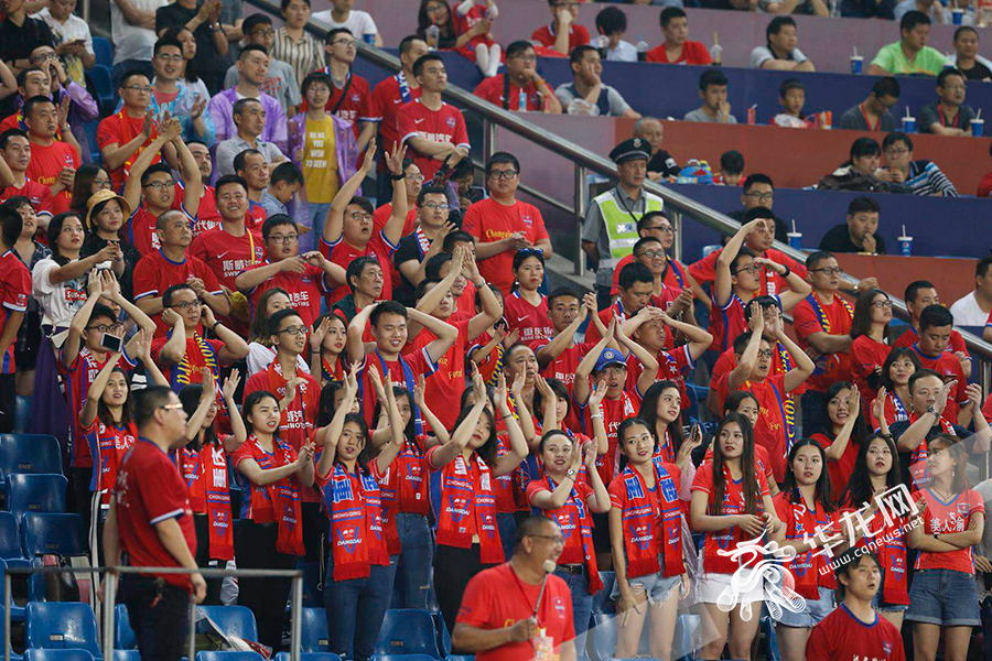 关于天津泰达主场击败重庆斯威，提升排名的信息