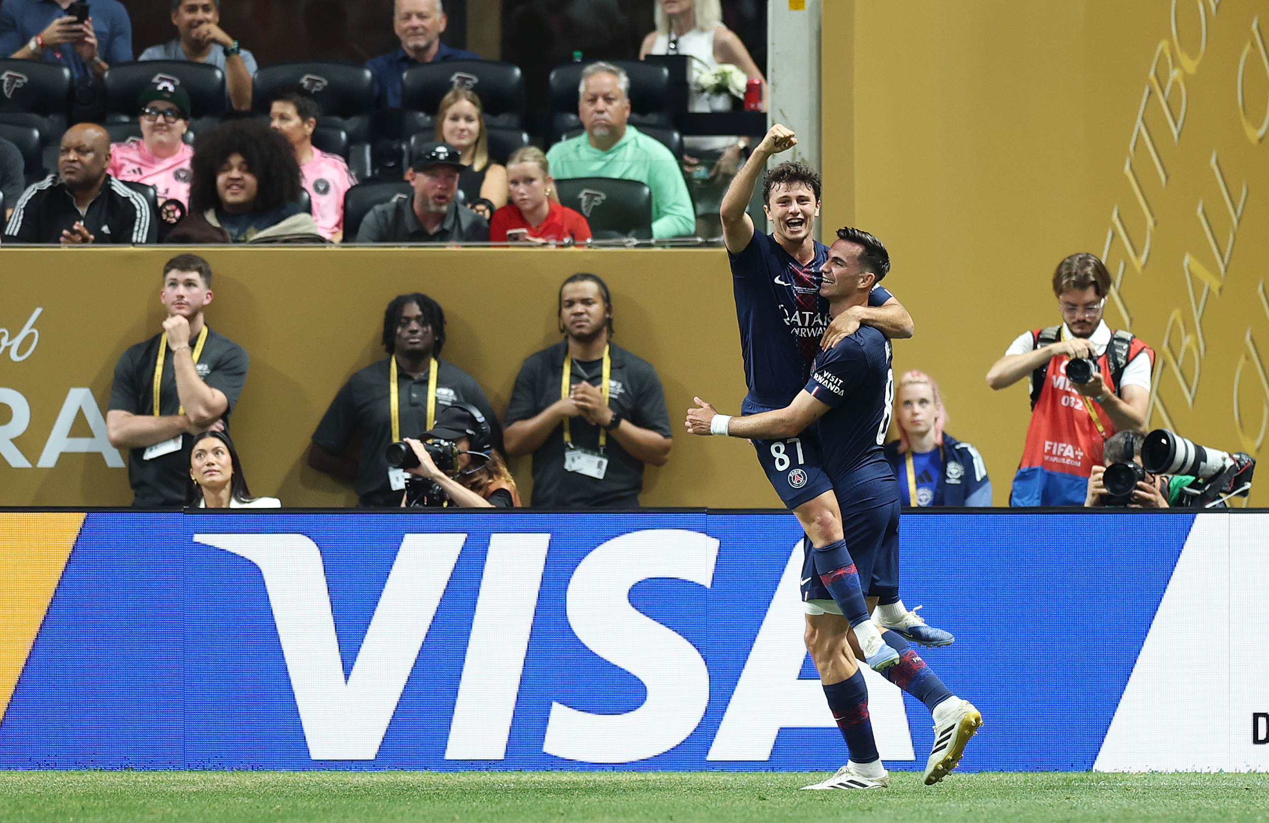 开云体育平台APP-巴黎圣日耳曼客场胜利，提前确保小组第一