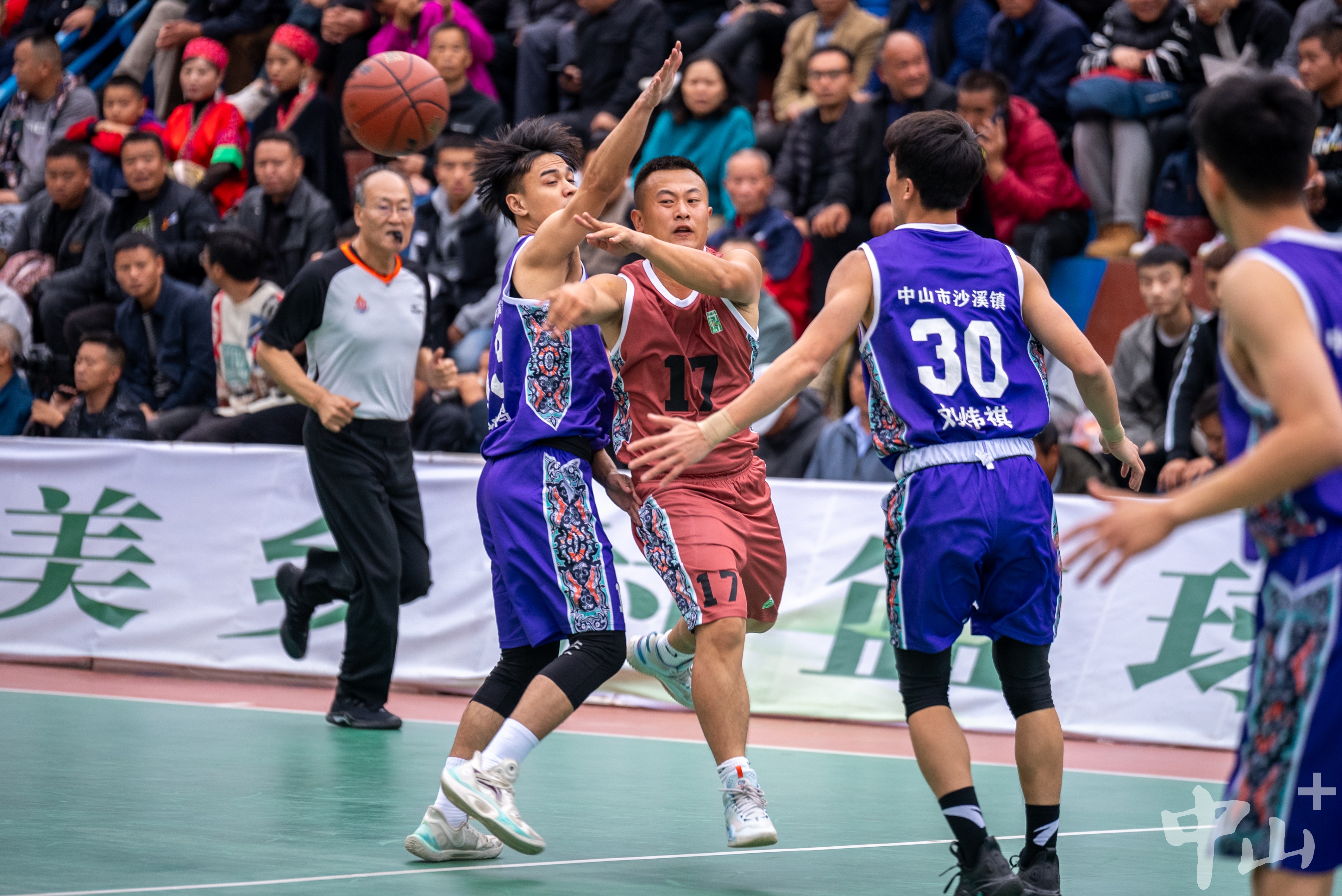 篮球锦标赛冠军争夺激烈,球员表现抢眼 篮球锦标赛冠军争夺激烈,球员表现抢眼