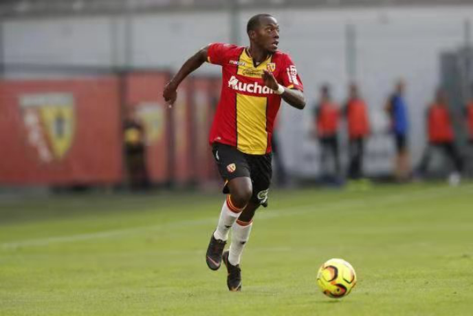 沙托鲁主场球迷加油助威,大胜洛里昂 沙托鲁主场球迷加油助威,大胜洛里昂