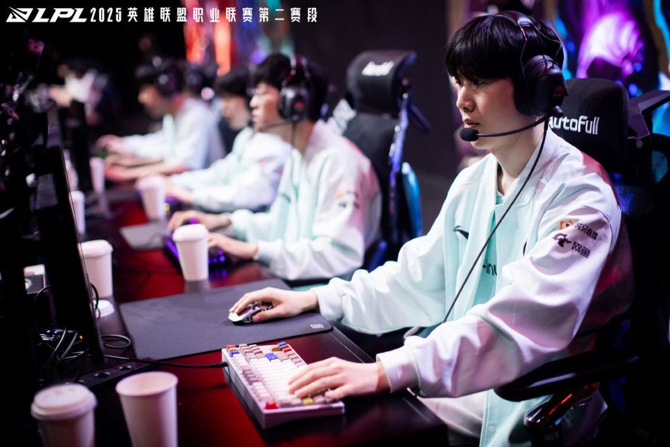 IG横扫WBG,Caps拿下关键大龙峡谷大战全球总决赛,点燃全场激情 IG横扫WBG,Caps拿下关键大龙峡谷大战全球总决赛,点燃全场激情