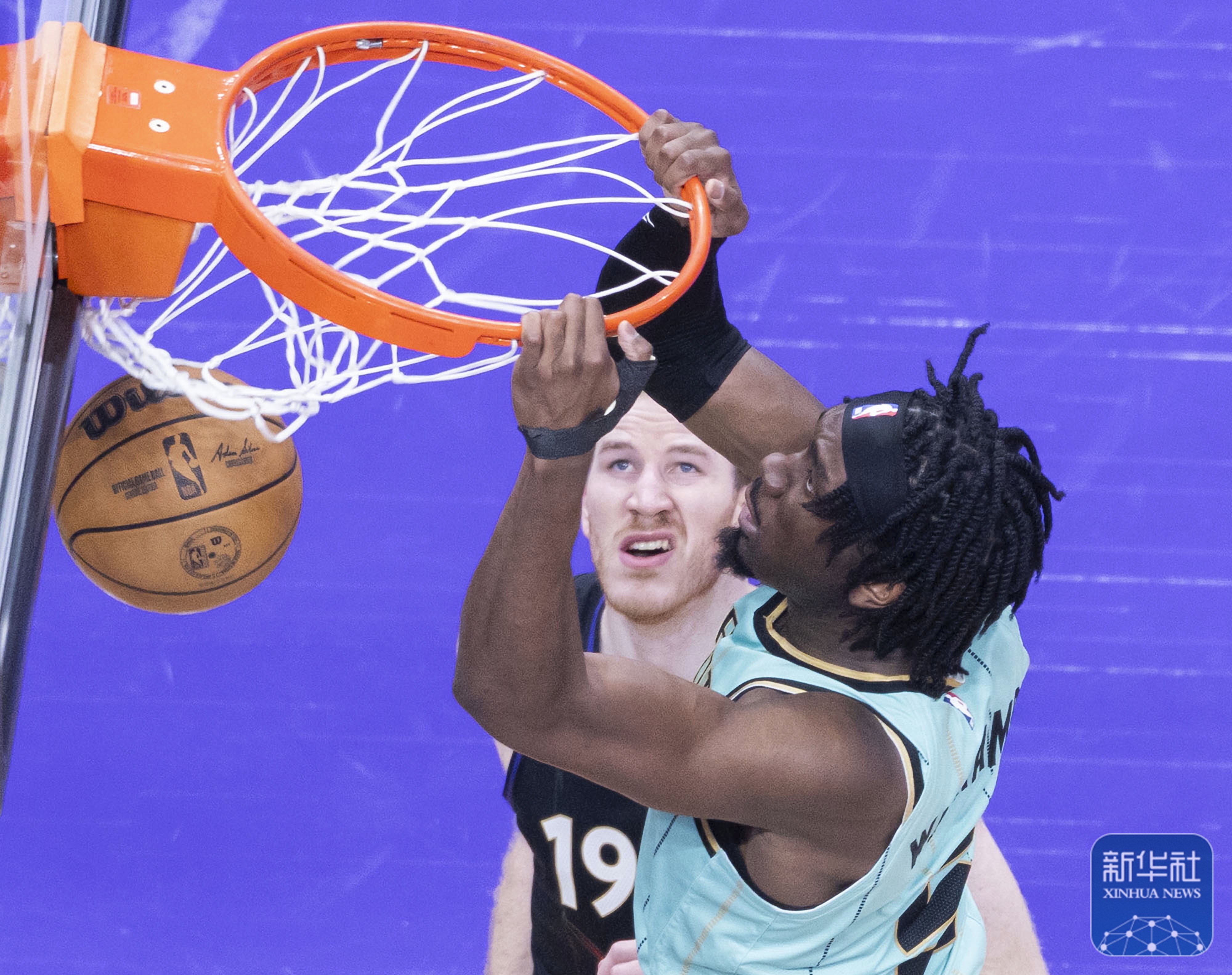 开云体育在线-猛龙大胜快船，连续六场比赛保持不败