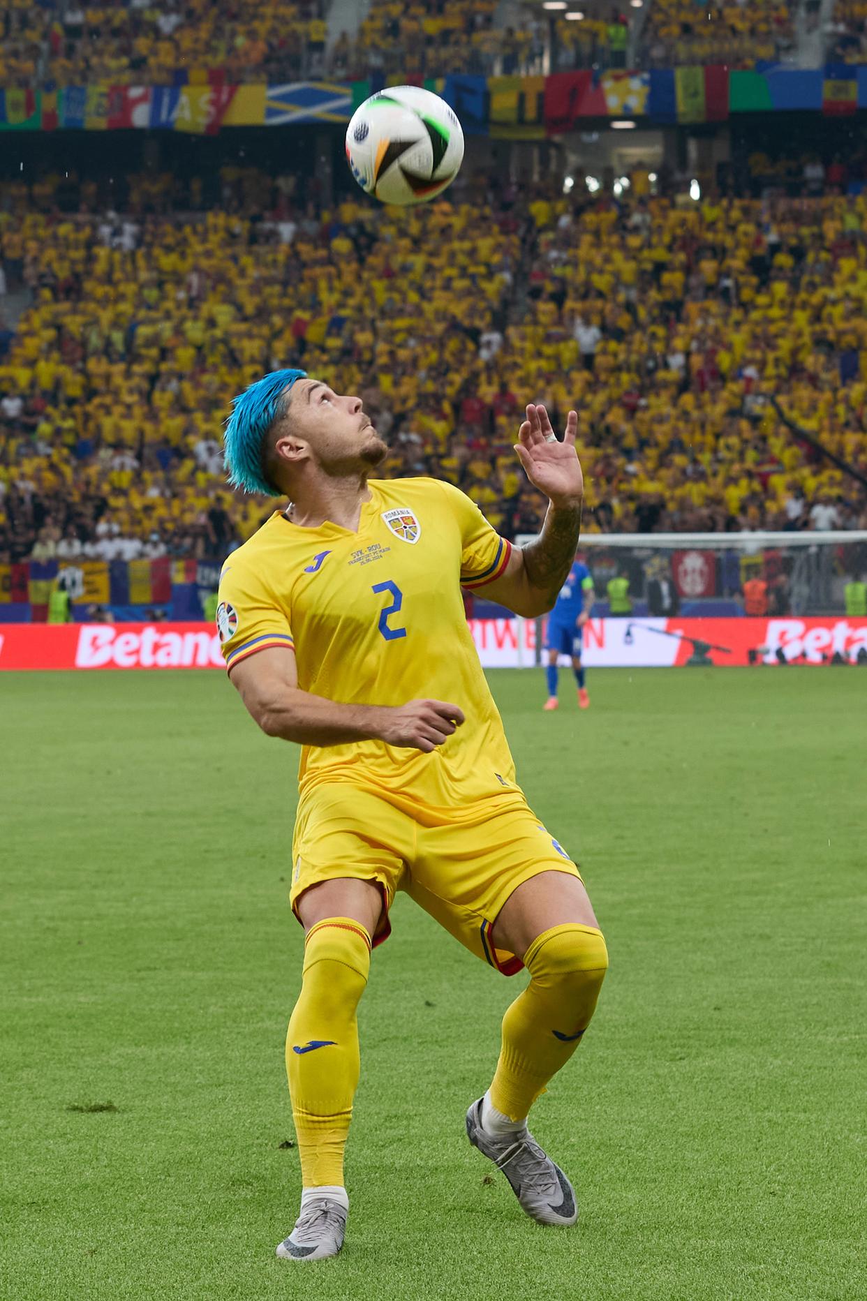 罗马尼亚队在足球场上取得一场惊险胜利 罗马尼亚队在足球场上取得一场惊险胜利