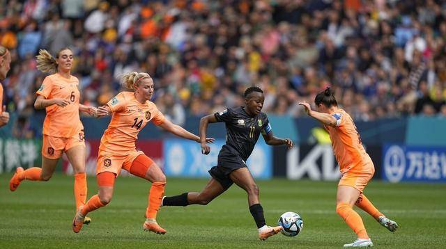 荷兰队豪取胜利，成功晋级下一阶段