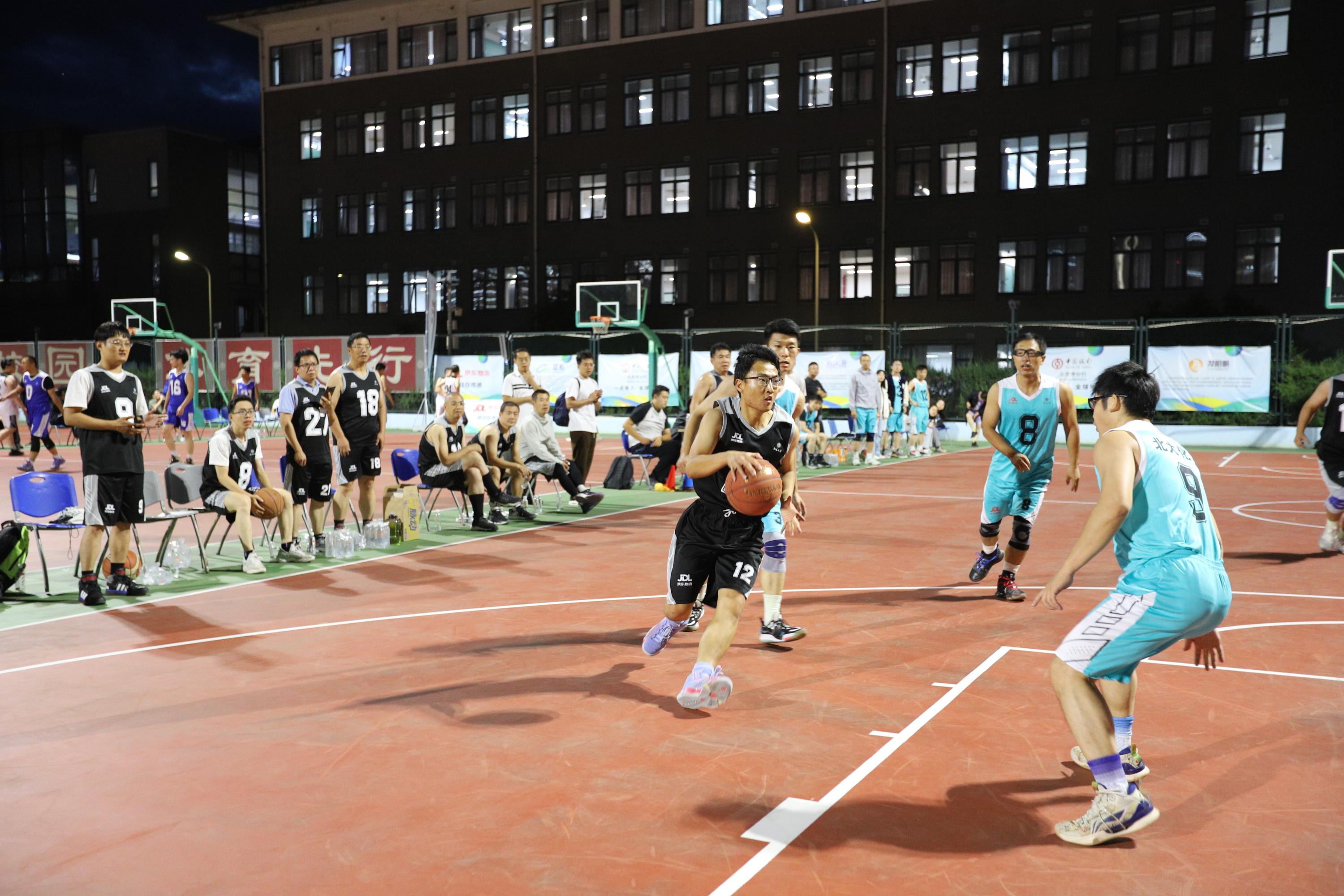 开云平台-职业篮球赛场上激烈的较量引人入胜