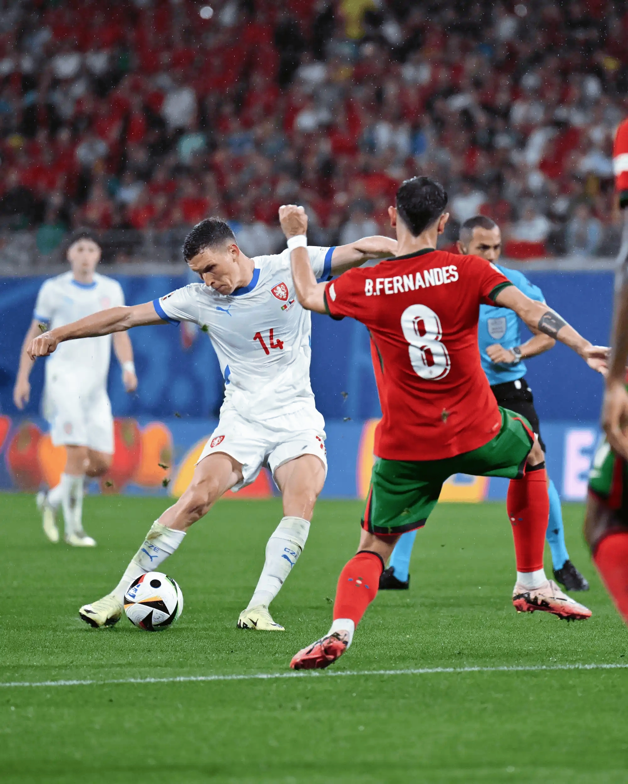 开云体育下载-欧洲联赛场面火热，球队实力均衡对战