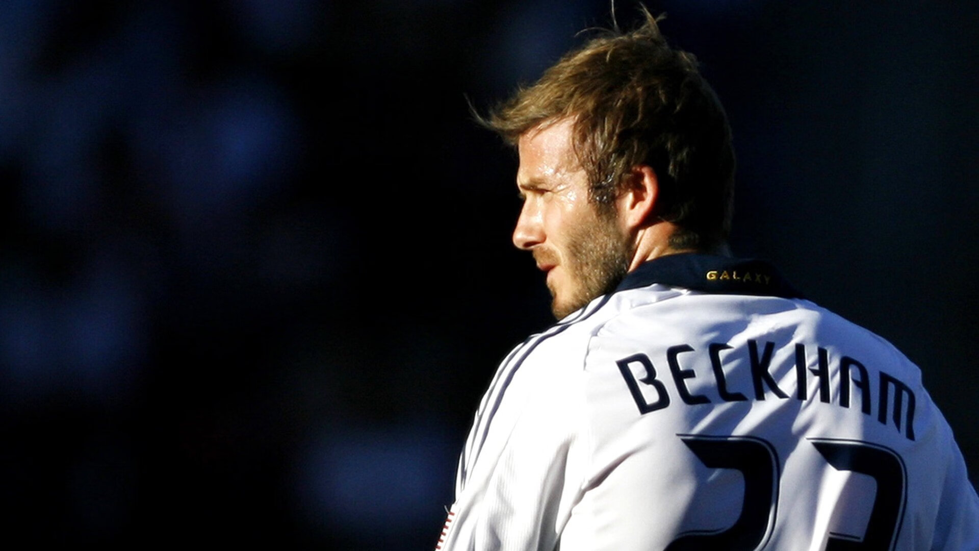 开云体育在线-绿茵场与硬木地板的共振，当国家德比战火燎原，雷霆风暴席卷洛城