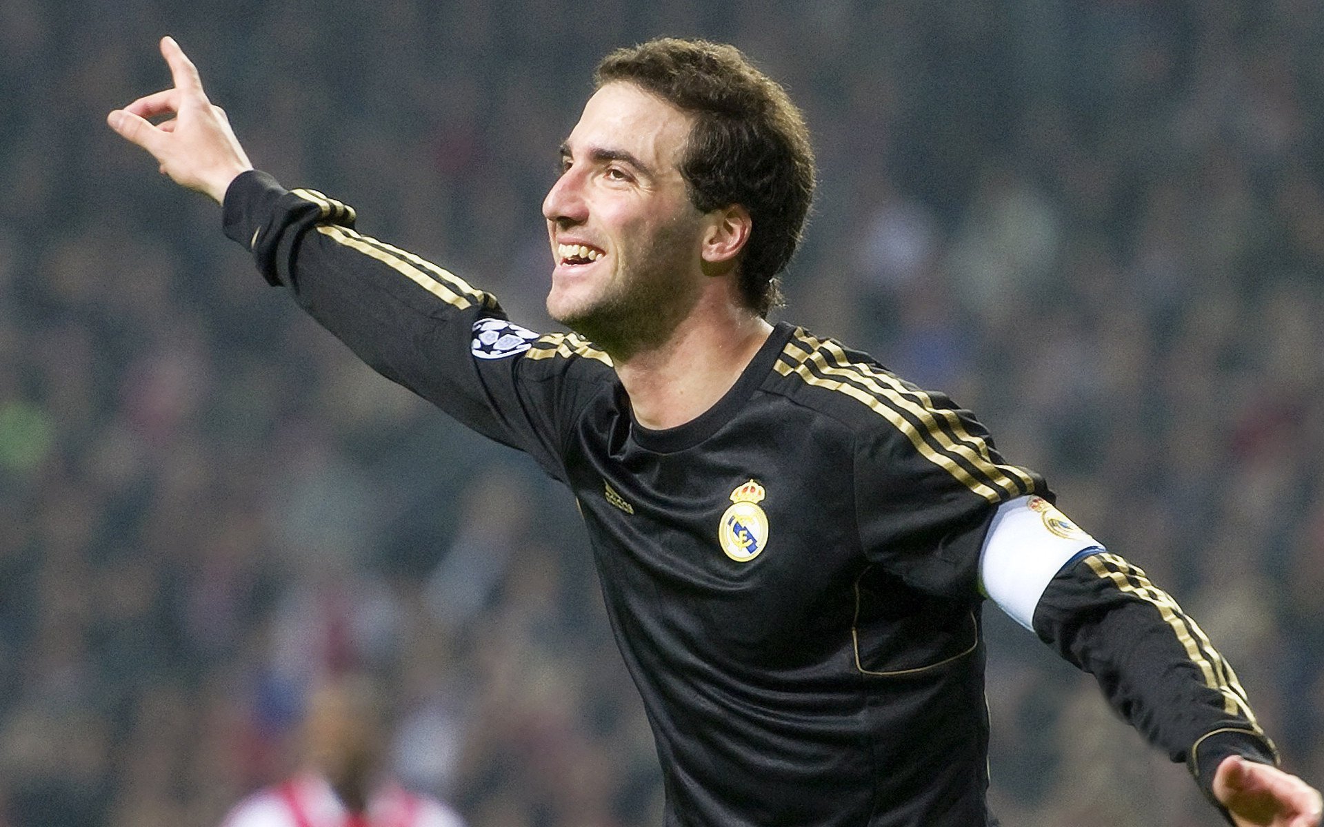 当安联的冷雨遇见星月铁骑，门迪的午夜救赎与足球的东方回响