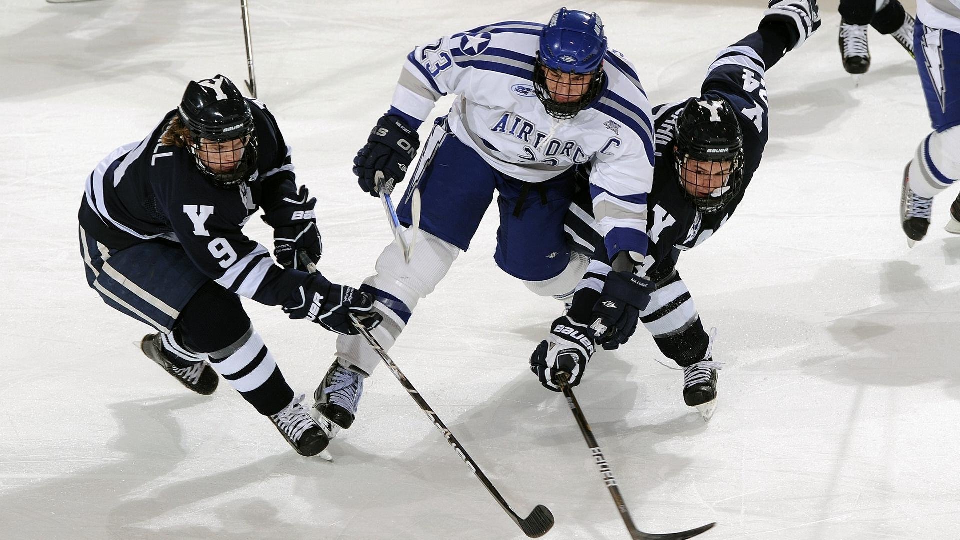梅赛德斯终场绝杀迈凯伦,背后是塞恩斯,那个扛起全队的孤胆守护者
