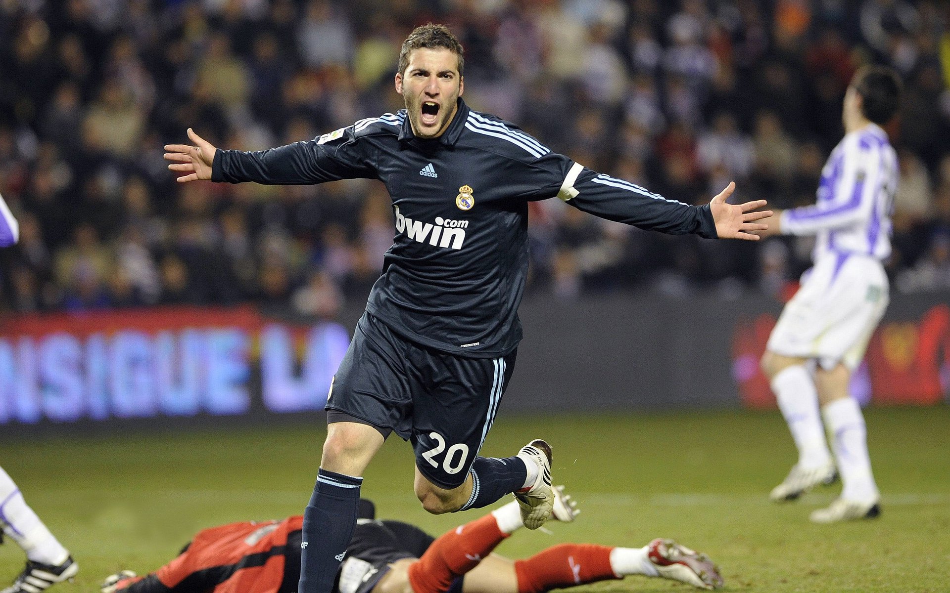 开云体育下载-奇迹的两种写法，从多哈冷雨到成都热浪—体育如何定义不可战胜